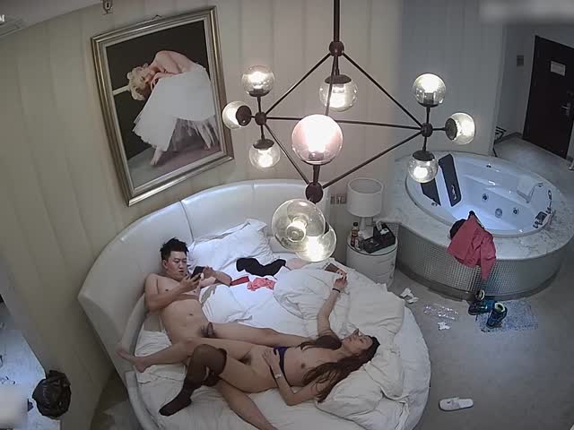 尤物级有身材有颜值御姐约到豪华情趣套房