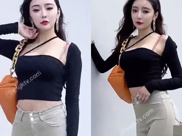 【秀人王馨瑶】极品牛仔蜜桃臀，无内肉丝微微透BB 超美 