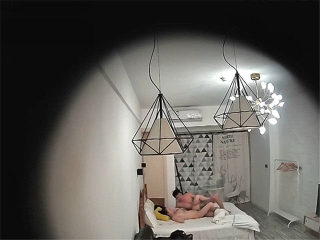 11/18精选 360吊灯白床主题-远视角中年大叔与娇嫩妻聊天做爱日常