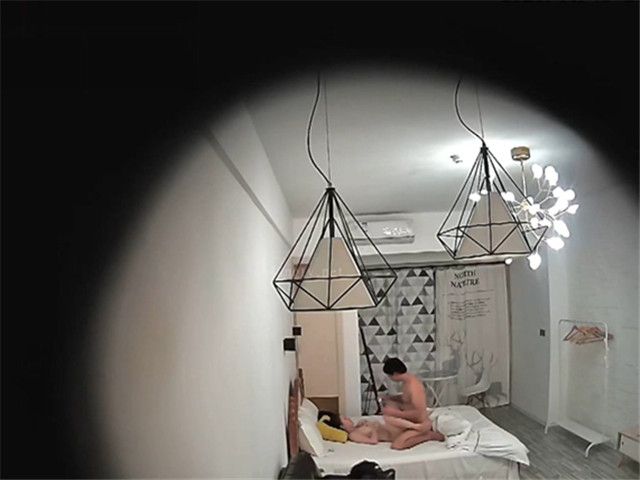 11/18精选 360吊灯白床主题-远视角中年大叔与娇嫩妻聊天做爱日常