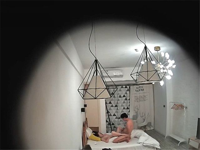 11/18精选 360吊灯白床主题-远视角中年大叔与娇嫩妻聊天做爱日常