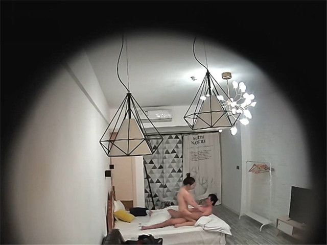 11/18精选 360吊灯白床主题-远视角中年大叔与娇嫩妻聊天做爱日常