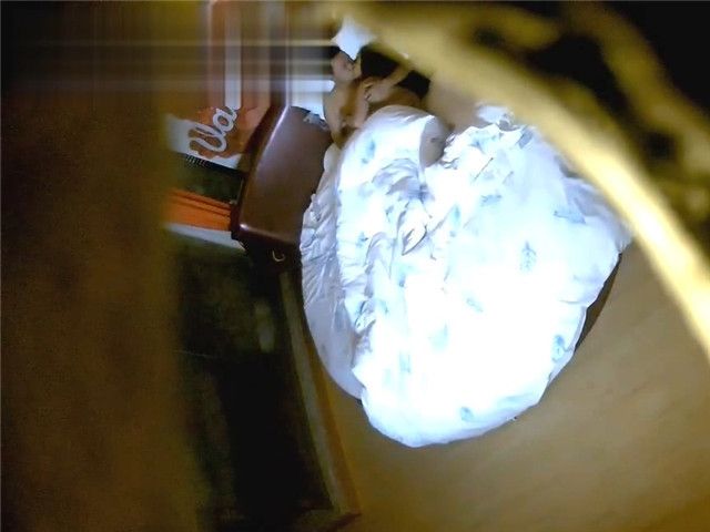 11/03精选 360白床红墙主题-高个大叔与口技很好的刺青女友缠绵