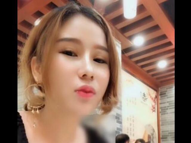 性成瘾美女吃饭到一半，小嘴饿