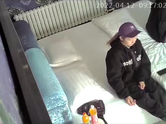 大叔指插淫叫小骚货不停扭动白嫩美臀