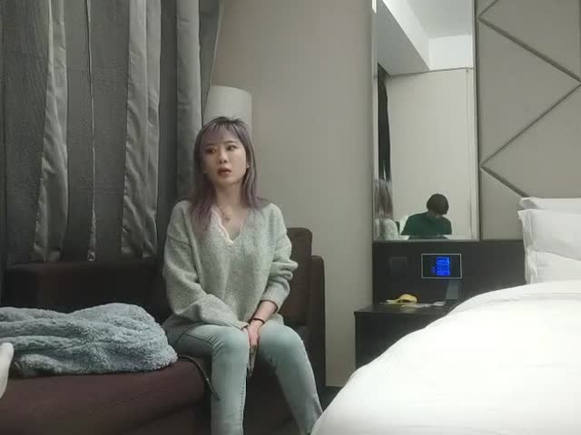 再约牛仔裤美妞,超近视角深喉扣穴,妹子被干到哭了