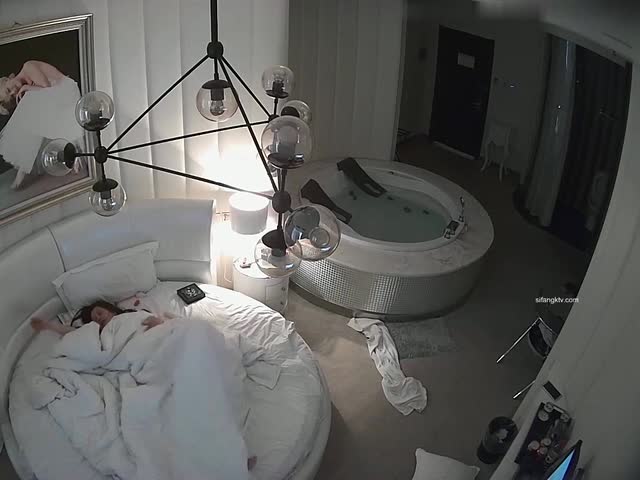 偷拍单位领导和美女下属情趣酒店开房