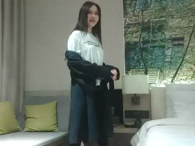 乖巧极品颜值美妞,花臂纹身美腿