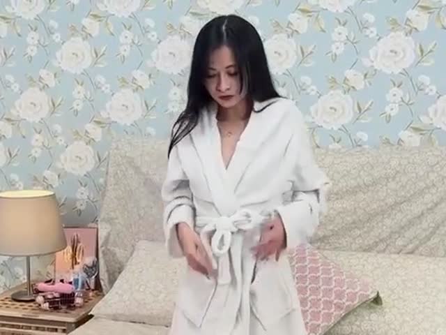 美女模特小婕被猥琐摄影师下药受不了了