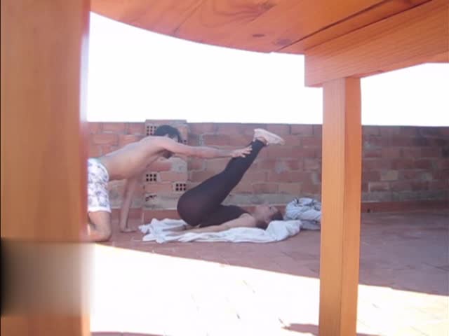 拉丁美女户外优雅健身