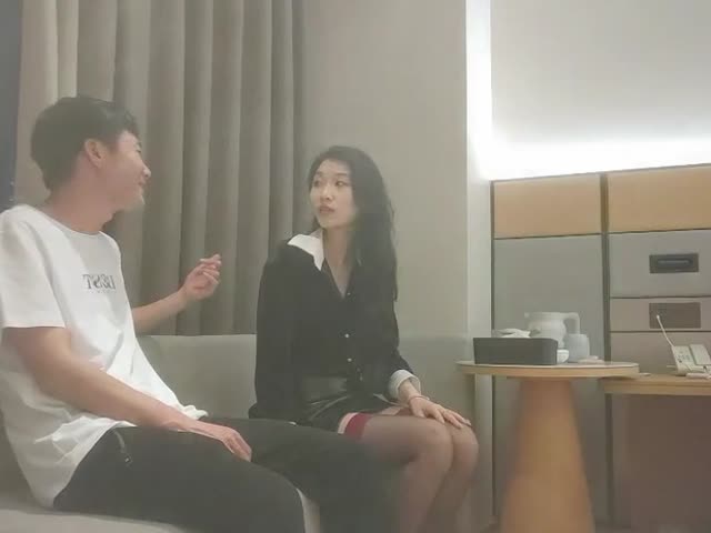 168CM皮短裙,极品丝袜美腿,吸吮大屌对准骚穴插入