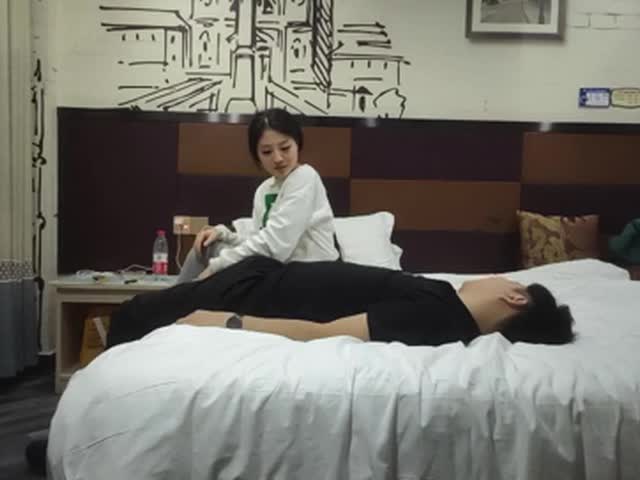 扛起美腿爆操骚逼 