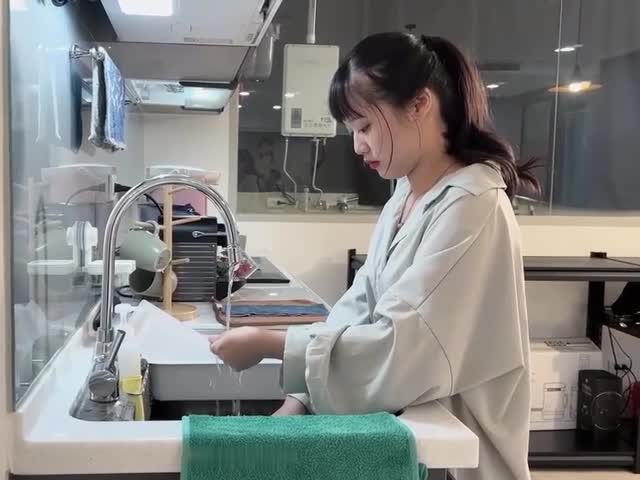 少女在厨房做事的时候突然好想吃大鸡巴,刚好出现两个男人解飢渴