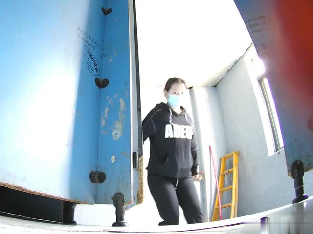 偷拍几个妹子尿尿3穿上风衣尿尿