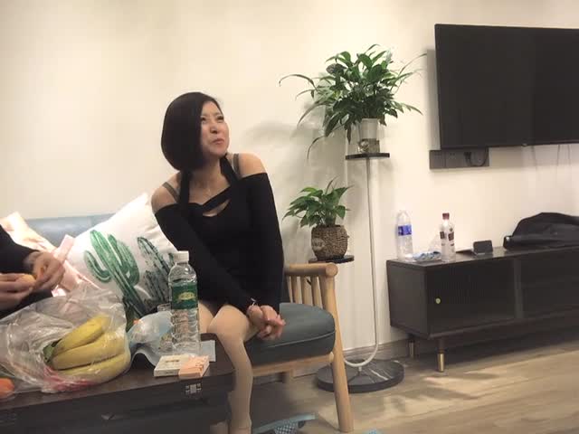 上个刚走短发骚熟继续,撩起衣服吸奶头,很敏感一直叫