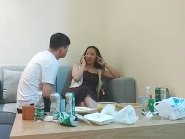 转战床上爆操骚逼 