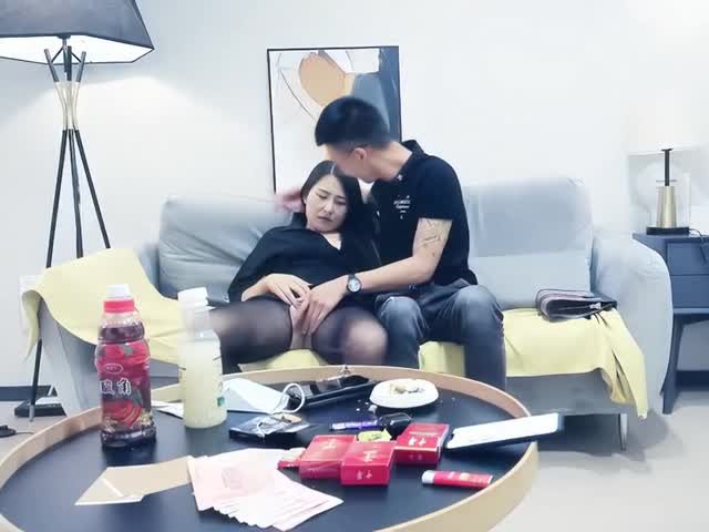 【三太子探花】，精神小伙干极品美少妇