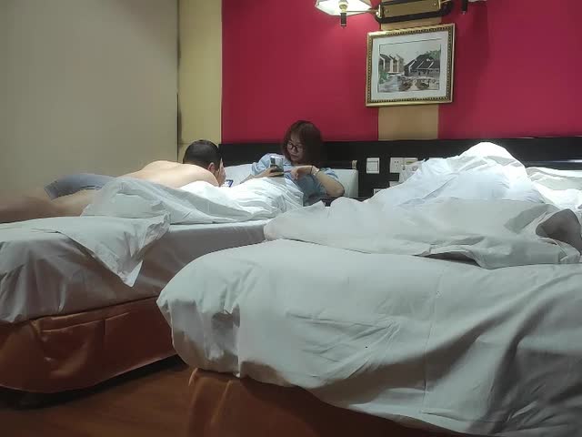 寻欢两男两女约了个少妇激情大战,进行第二炮4P啪啪