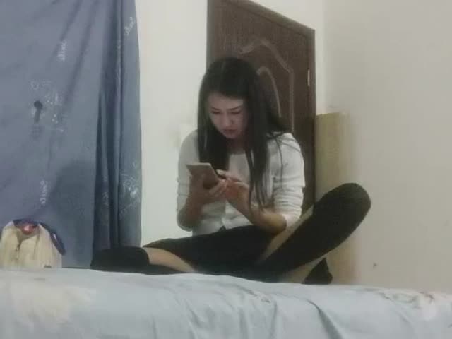 深夜扫街路口等客的短裙年轻站街美女