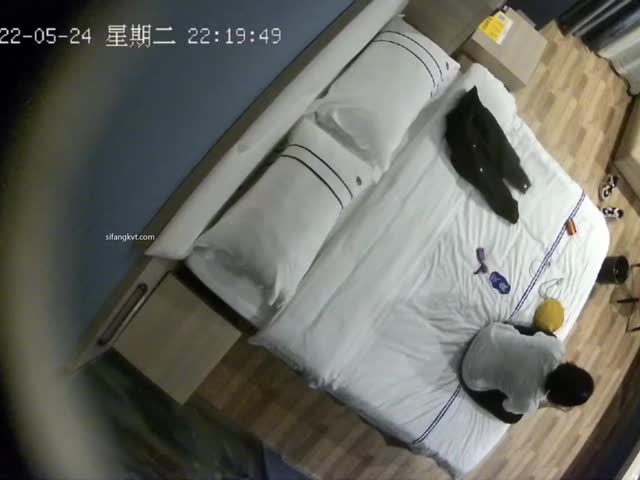 偷拍开房过夜的情侣干了几次