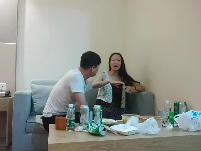 网聊新人,良家骚女今天见面,撩下衣服吸奶扣穴