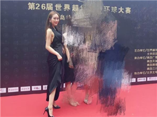 性感车模毛婷拍酸奶广告被摄影师咸猪手指奸