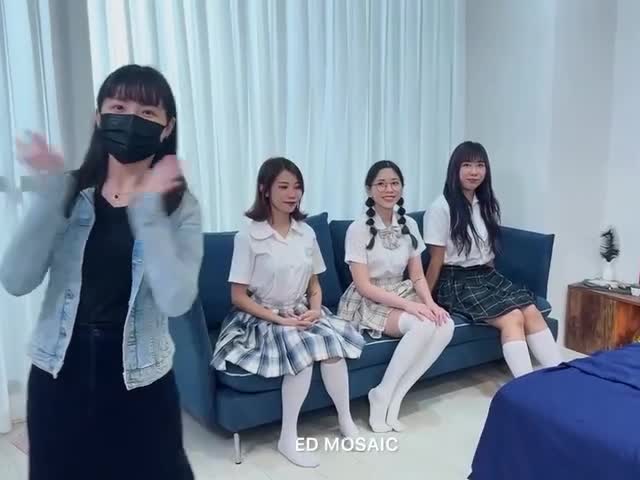 三个风骚学生妹在干妈家被干爹们课后辅导…