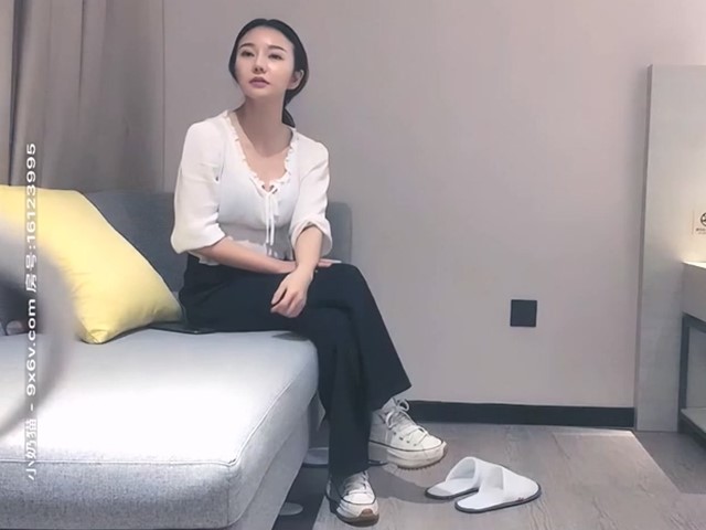 气质文静168CM外围美女,隔着内裤摸屌,妹子很听话