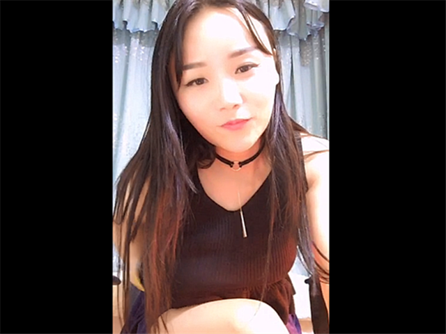 骚气长发大奶子美女主播大尺度秀