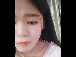 皮肤白皙身材苗条美女浴室洗澡小秀