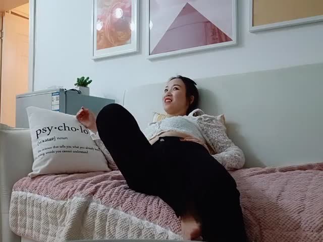 大红唇良家骚货少妇,伸进内裤摸穴,超级视角拍摄,舔骚逼叫的大声