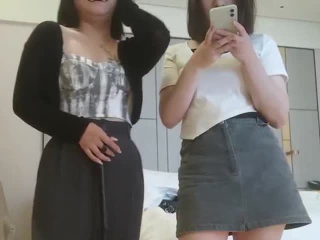 激情夜4P,两根屌轮流舔,69姿势舔逼