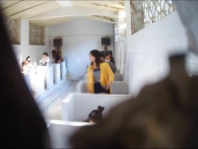 小镇赶大集 来了一群漂亮的美女少妇