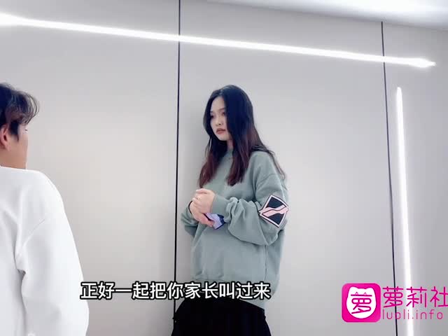 爆乳女学生兼职外围被班主任抓个正着