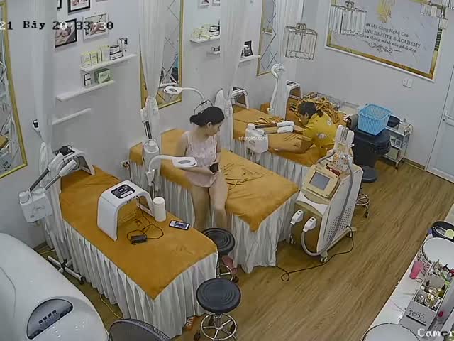 攝像頭偷看女顧客脫光衣