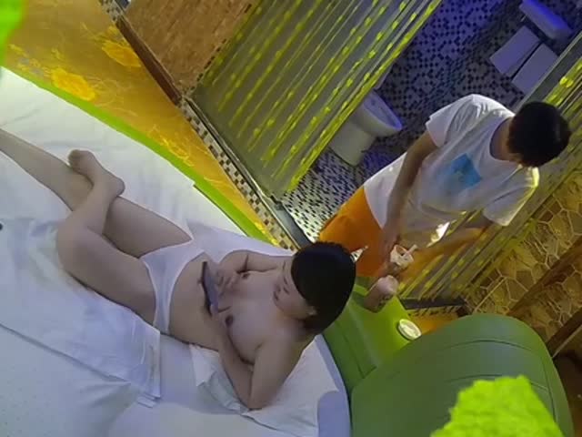 偷拍年轻大屌小哥各种姿势草到女友表情疼苦受不了呻吟