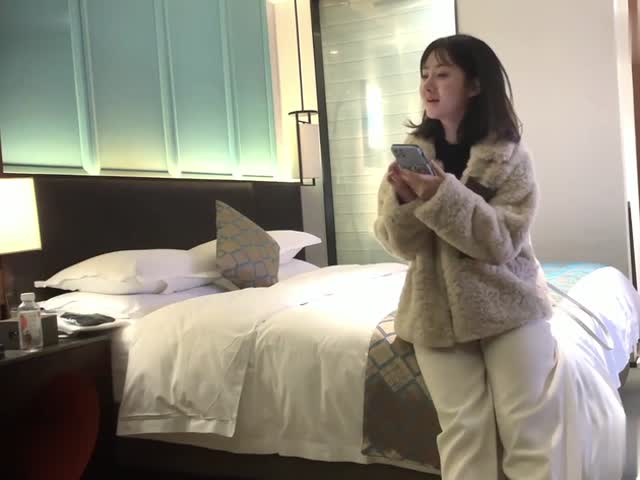 阿柒探花酒店约炮,21岁的大二学生,让她换上制服