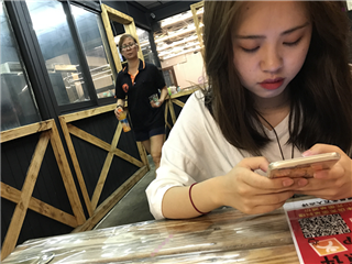 氣質高冷美女在吃飯時被MJ