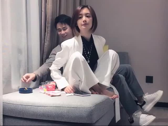 白色外套气质短发女神