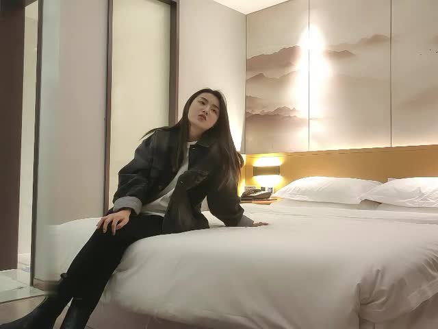 约泡身材纤细苗条的妹子,皮肤白皙滑嫩,小穴很紧水很多