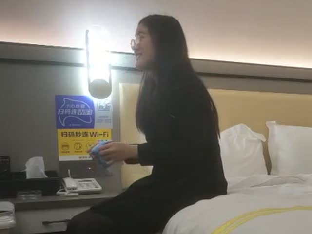 老相好良家眼镜妹,半脱下裤子肥穴揉搓