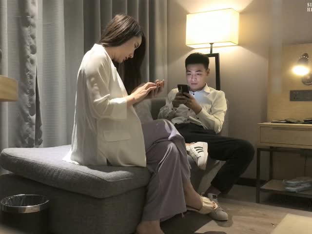 温柔气质御姐胸前鼓胀白嫩奶子