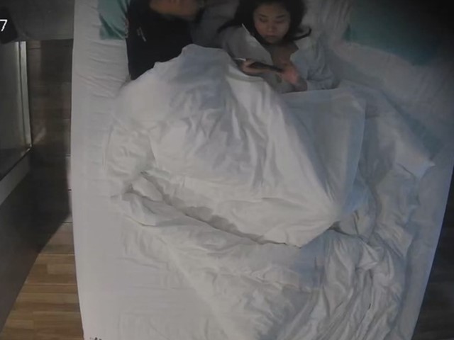 酒店偷拍,C罩杯的大奶妹和刚在一起的男友出来开房