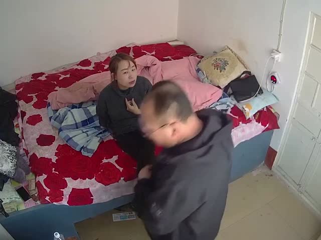 东北大叔趁老婆不在家和相好的约炮各种姿势啪啪啪…