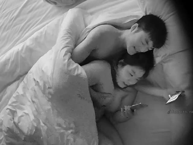 酒店偷拍,小哥一边操逼一边把手机放女友奶子上刷视频