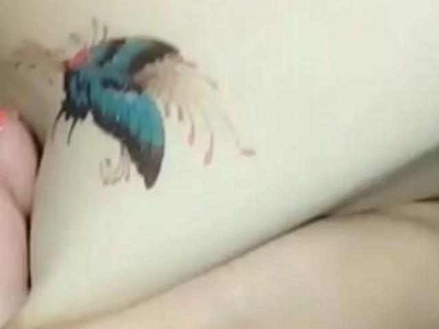 大神HD-纹身少妇勾搭滴滴司机路边车震,搞完去吃路串.