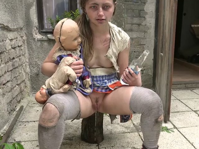 BDSM小女孩被痴汉看上 只能任由街友强制抽插