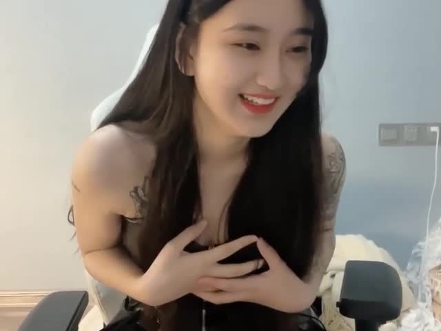 一直不露的超清纯妹子 还是被土豪重金拉下海