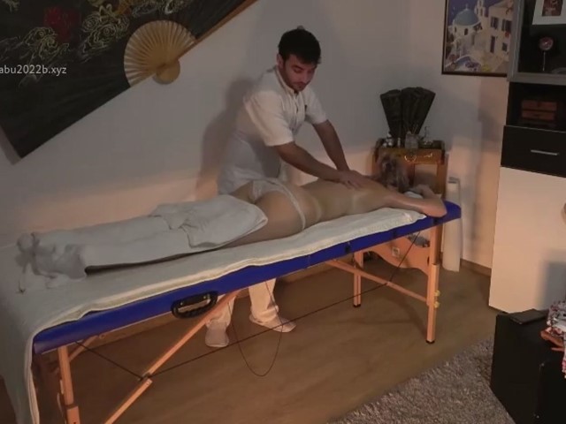 欧美按摩院 美女享受全身性的按摩