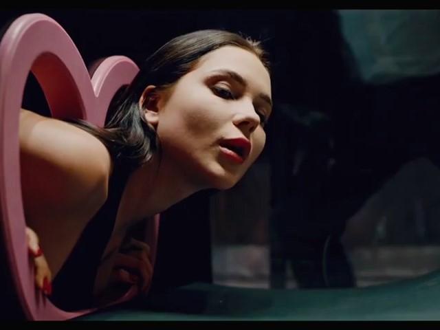 角色扮演美女卡在洞穴 被外星触手强制高潮